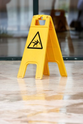 Imagen de una señal para avisar de suelo mojado y riesgo de caídas